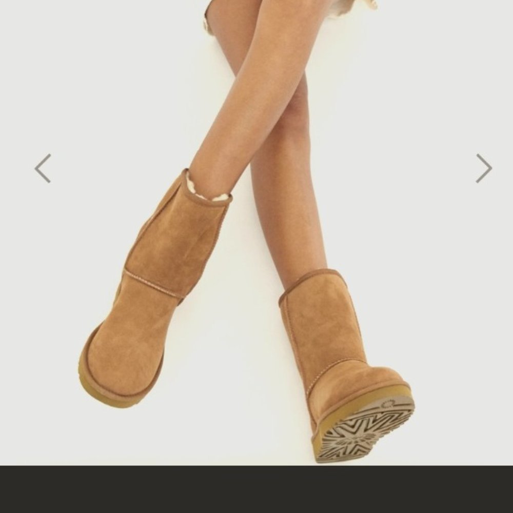 UGG Classic Short Light Tan Boots two toned size 6